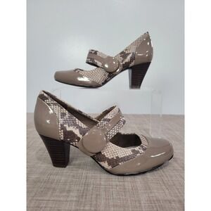 Clarks Cushion Soft Mary Jane Pumps Taupe Snakeskin Patent Round Toe Heels Sz 5
